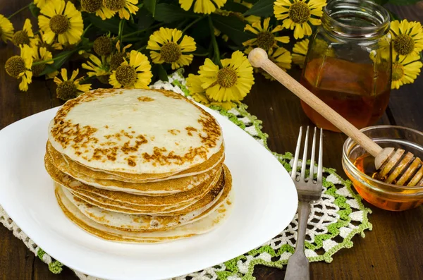 Leckere Pfannkuchen Mit Honig Studioaufnahme — Stockfoto