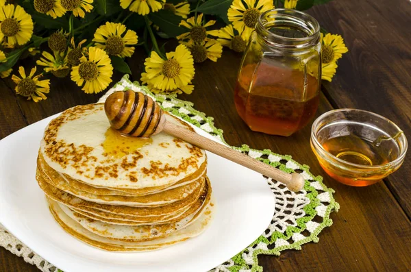 Leckere Pfannkuchen Mit Honig Studioaufnahme — Stockfoto
