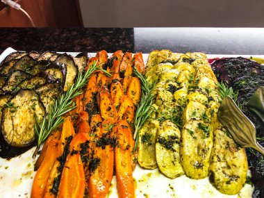 Pişmiş sebze karışımı. Vejetaryen menü. Studio fotoğraf