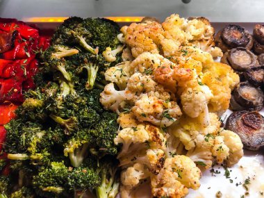 Pişmiş sebze karışımı. Vejetaryen menü. Studio fotoğraf