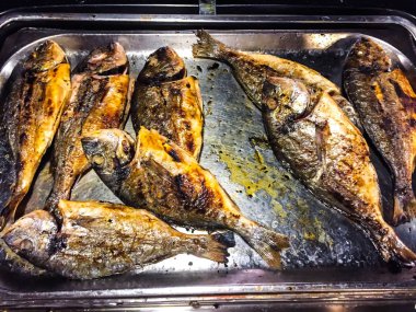 Balık içinde baharatlar pişmiş. Studio fotoğraf