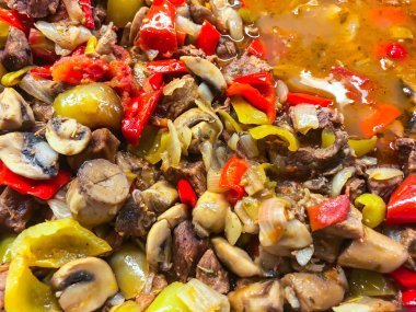 Haşlanmış sebze domates soslu et dilimleri ile. Studio fotoğraf