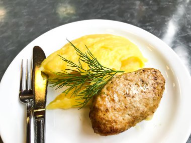 Patates püresi ile kızarmış pirzola. Studio fotoğraf