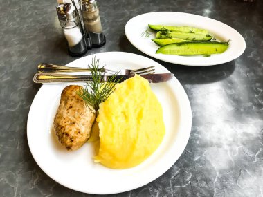 Patates püresi ile kızarmış pirzola. Studio fotoğraf