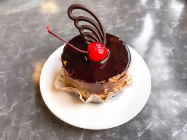 Yuvarlak kek Çikolata sosu ve kiraz. Studio fotoğraf