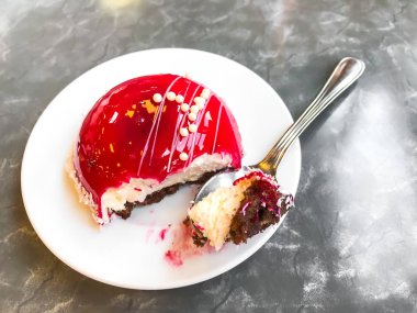 Kırmızı ayna jöleli kremalı pasta. Stüdyo Fotoğrafı