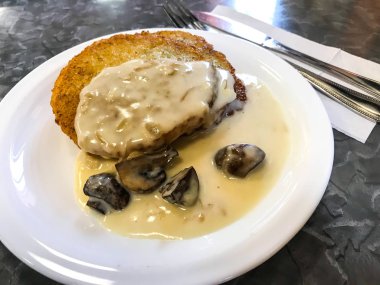 Mantar soslu patates gözlemesi. Studio fotoğraf