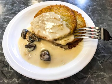 Mantar soslu patates gözlemesi. Studio fotoğraf