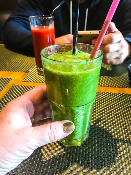 Green Vegetable Smoothie Glass Table Cafe Studio Photo — Stock Photo, Image