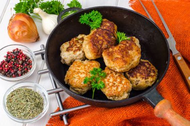 Et yemeklerini. Pirzola tavada. Studio fotoğraf