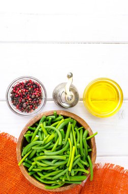 Zeytinyağı ve ahşap masa üzerinde baharatlar ile yeşil fasulye. Studio fotoğraf