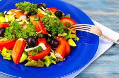 Sebze salatası zeytin ve yengeç sopa ile. Studio fotoğraf