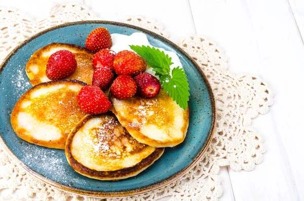 Leckere Süße Pfannkuchen Mit Zucker Und Erdbeeren Studioaufnahme — Stockfoto