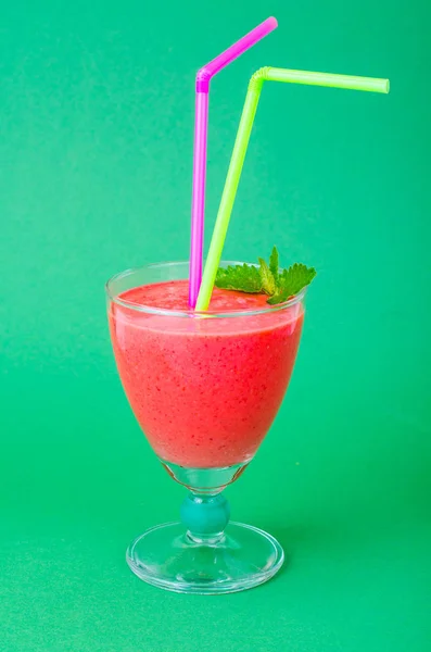 Conceito Verão Smoothies Frutado Rosa Sobre Fundo Colorido Brilhante Foto — Fotografia de Stock