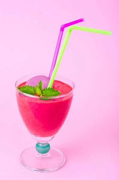 Conceito Verão Smoothies Frutado Rosa Sobre Fundo Colorido Brilhante Foto — Fotografia de Stock