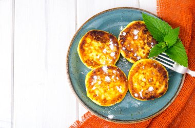 Pudra şekeri ile sıcak kızartılmış lezzetli peynir kek. Studio fotoğraf