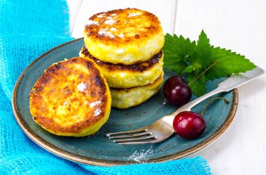 Pudra şekeri ile sıcak kızartılmış lezzetli peynir kek. Studio fotoğraf