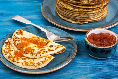 Kırmızı havyar ile hassas lezzetli gözleme. Studio fotoğraf