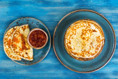 Kırmızı havyar ile hassas lezzetli gözleme. Studio fotoğraf