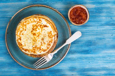 Kırmızı havyar ile hassas lezzetli gözleme. Studio fotoğraf