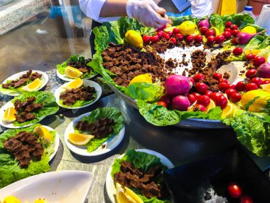 Sebze ve limon ile baharatlı sığır Türkçe. Studio fotoğraf