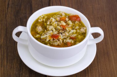 Beyaz kase sebze ile tavuk ve yabani pirinç çorbası. Studio fotoğraf