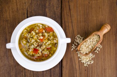 Beyaz kase sebze ile tavuk ve yabani pirinç çorbası. Studio fotoğraf