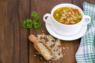 Beyaz kase sebze ile tavuk ve yabani pirinç çorbası. Studio fotoğraf