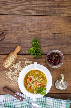 Beyaz kase sebze ile tavuk ve yabani pirinç çorbası. Studio fotoğraf