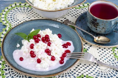 Ev yapımı taze peynir yoğurt ve kırmızı meyveler, çay ile. Studio fotoğraf