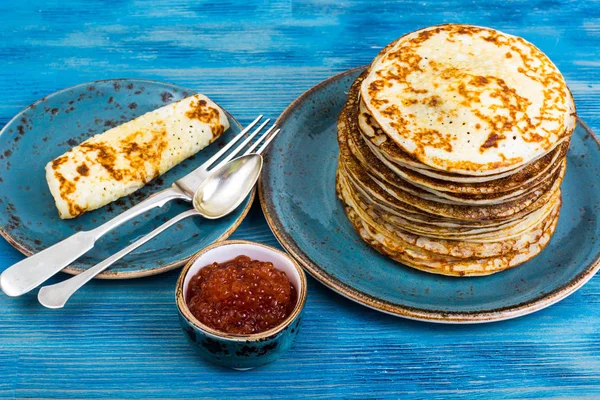 Delikate Pfannkuchen Mit Rotem Kaviar Studioaufnahme — Stockfoto