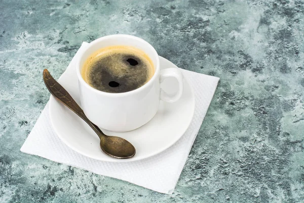 White Cup Black Espresso Coffee Blue Gray Background Studio Photo — Stock Photo, Image