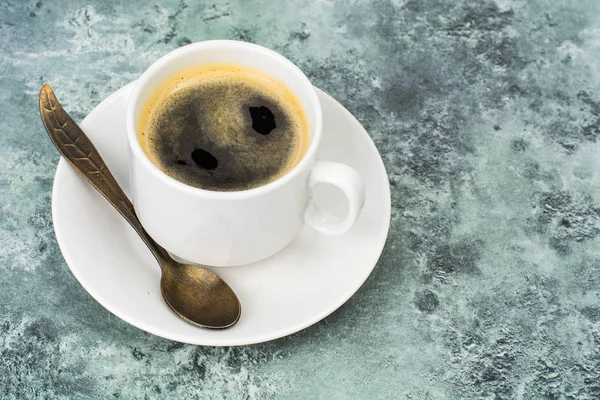 White Cup Black Espresso Coffee Blue Gray Background Studio Photo — Stock Photo, Image