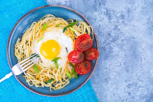 Danie Spaghetti Jajko Sadzone Obiad Studio Photo — Zdjęcie stockowe