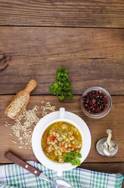 Beyaz kase sebze ile tavuk ve yabani pirinç çorbası. Studio fotoğraf