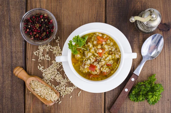 Beyaz kase sebze ile tavuk ve yabani pirinç çorbası. Studio fotoğraf