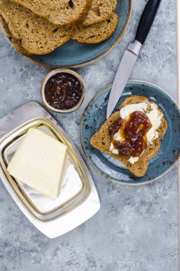 Tereyağı ve reçel tablo günü kahvaltıda kızarmış ekmek. Stüdyo Phot