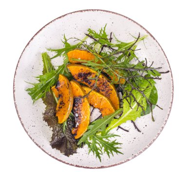 Taze salata ve kabak, beyaz arka plan üzerinde izole plakalı. Studio fotoğraf