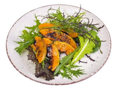 Taze salata ve kabak, beyaz arka plan üzerinde izole plakalı. Studio fotoğraf