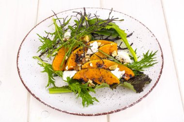 Kabak, keçi peynir ve ceviz ile salata. Studio fotoğraf