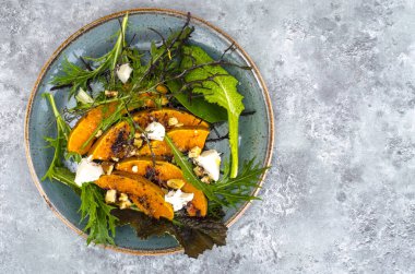 Kabak, keçi peynir ve ceviz ile salata. Studio fotoğraf