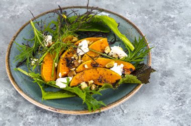 Kabak, keçi peynir ve ceviz ile salata. Studio fotoğraf