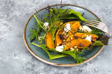 Kabak, keçi peynir ve ceviz ile salata. Studio fotoğraf