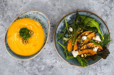 Sonbahar mevsimlik yemekler kabak madde ile ayarlayın. Çorba, salata. Üstten görünüm tablo. Studio fotoğraf