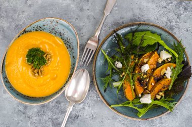 Sonbahar mevsimlik yemekler kabak madde ile ayarlayın. Çorba, salata. Üstten görünüm tablo. Studio fotoğraf