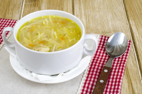 Kip Bouillon Vermicelli Houten Tafel Diner Studio Foto — Stockfoto