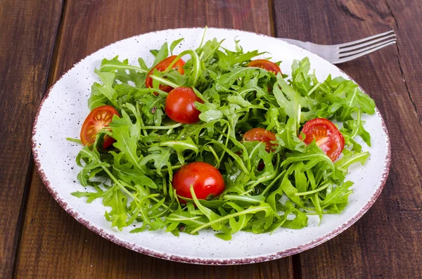 Plaat Met Lichte Dieet Salade Van Rucola Kerstomaatjes Studio Foto — Stockfoto