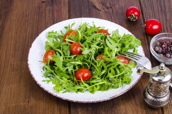 Prato Com Salada Dietética Leve Arugula Tomate Cereja Foto Estúdio — Fotografia de Stock