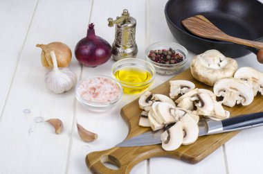 Mutfak masasının üzerinde tavada beyaz taze dilimlenmiş petrol. Mantar kullanacağını pişirme kavramı. Studio fotoğraf