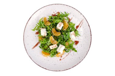 Lezzetli meyve ve sebze salatası. Plaka mandalina, beyaz peynir, roka ve chia tohum. Sağlıklı gıda kavramı. Studio fotoğraf